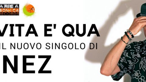 La Vita è Qua è il nuovo singolo di Janez: ritmi swing e melodie pop per un brano fresco e già proiettato verso i colori caldi della bella stagione.